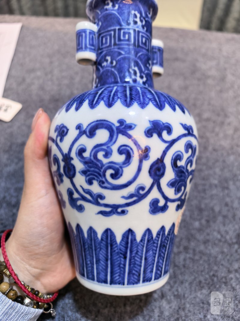 清乾隆 青花缠枝莲贯耳小瓶 - 图15
